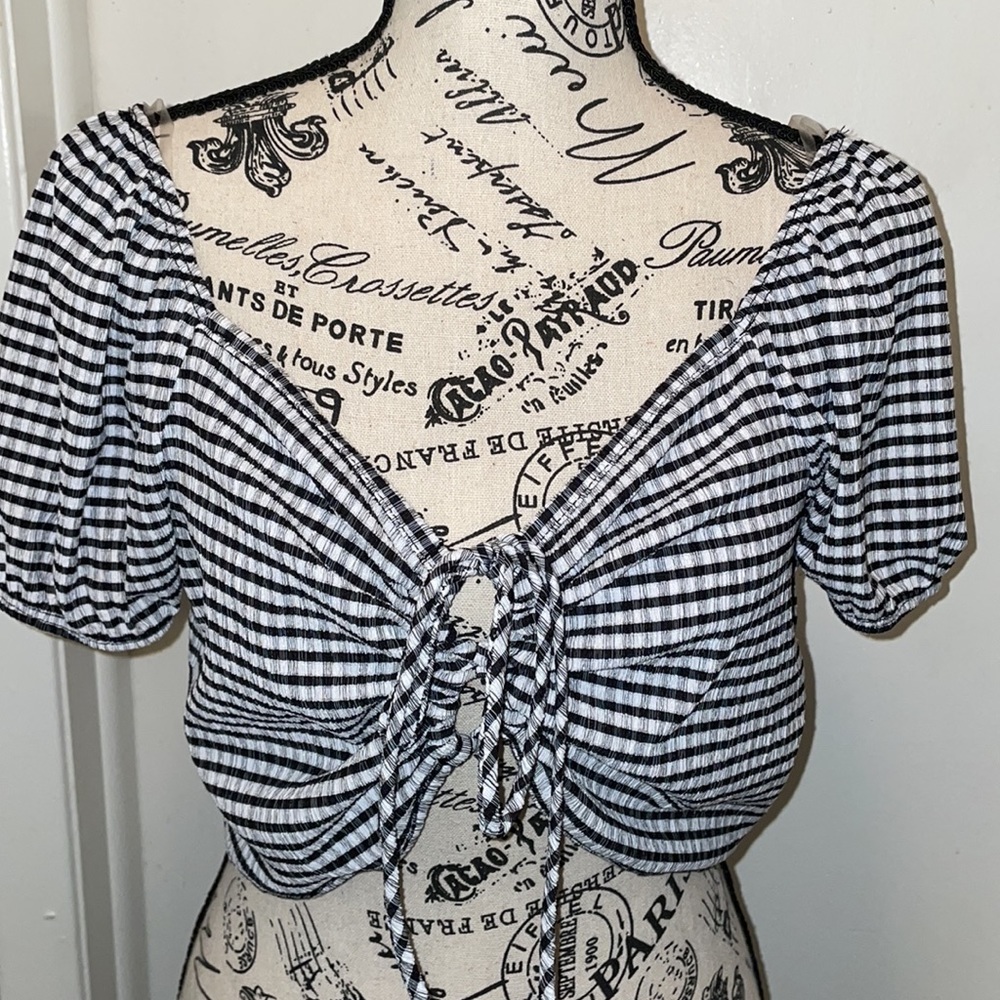 - Adorable Black & White checkered crop top-SZ XL- NWT- ties under bust